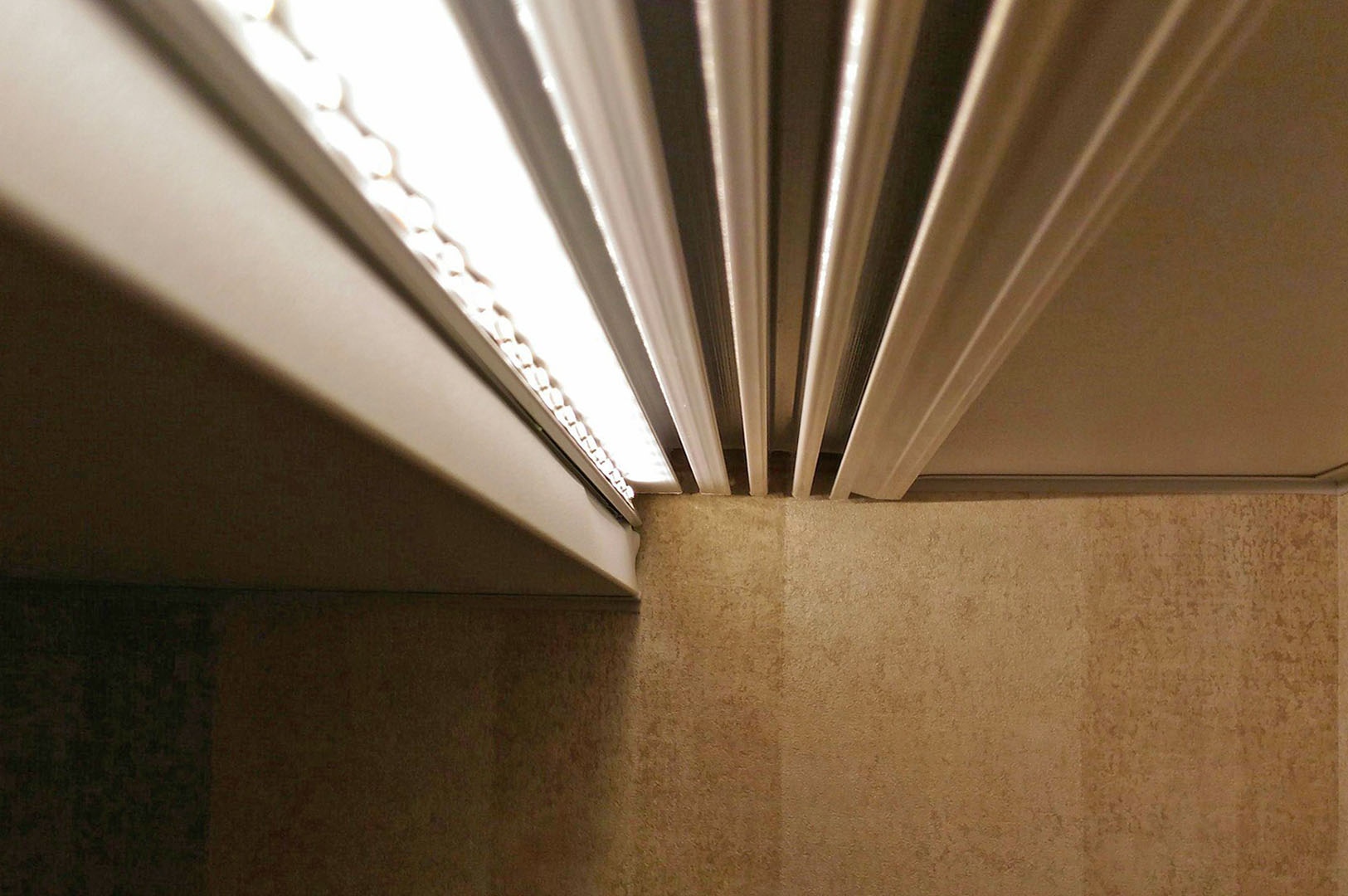 Алюминиевый карниз для штор интегрированный в натяжной потолок