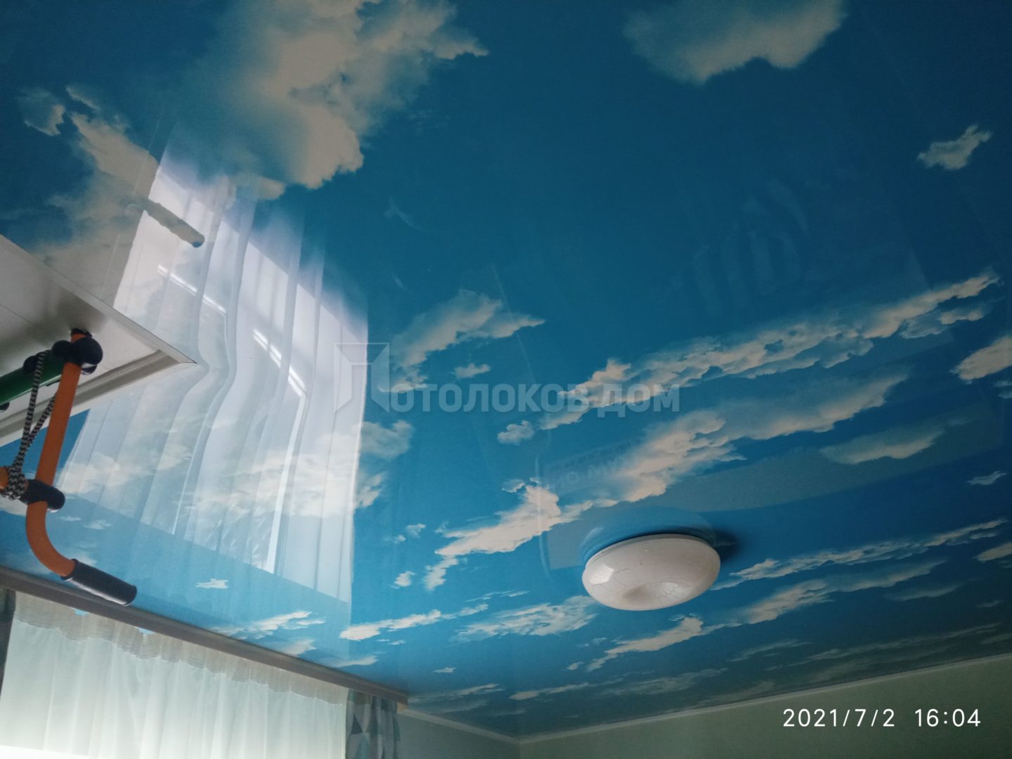 Натяжной потолок «небо с облаками»